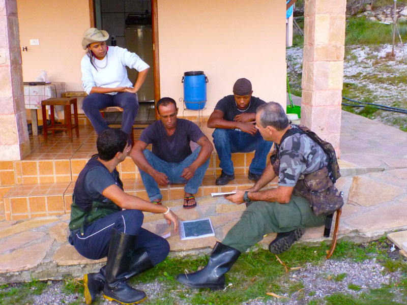 Equipe de campo alinhando atividades de coleta científica