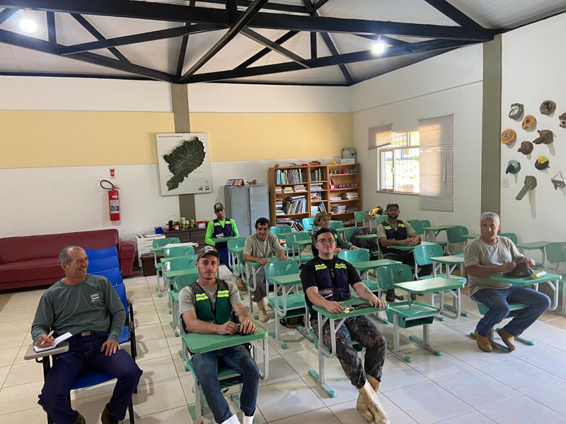Turma em sala de aula durante curso teórico de capacitação